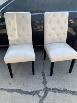 2 nice chairs in good condition for sale