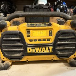 DEWALT 7.2-Volt-18-Volt Heavy-Duty Worksite Radio 