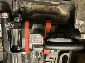 Vevor like new 1 inch pneumatic impact wrench with case few extras