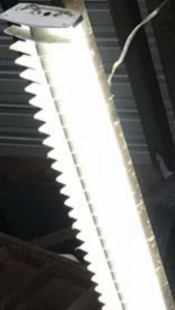 4’ florescent light used with bulbs I have 4 / 15$ each or all