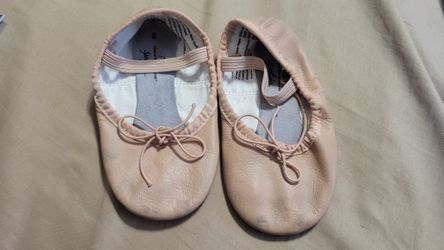 Girls Ballet Shoe Size 8, Has Wear, But Still Has Life Left In It!