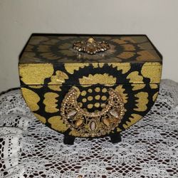 VINTAGE ORNATE VICTORIAN HAND PAINTED GOLD BLACK ORIENTAL TRINKET KNICKKNACK KEEPSAKE JEWELRY BOX CANISTER CONTAINER ACCENT DECOR