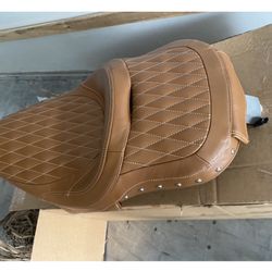 New, Indian Motorcycle Genuine Leather Extended Reach Heated Touring Seat (retail $1100)