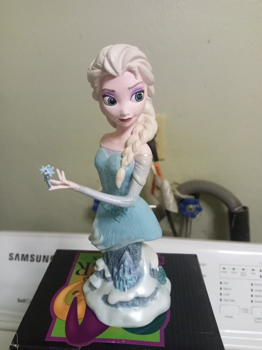 Disney Showcase Elsa Frozen Figurine