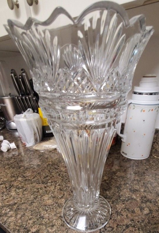 Brand New Beautiful Heavy Crystal Large Glass Vase. ( Never Used).