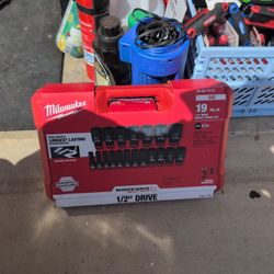 Half inch drive 19 piece impact socket kit Milwaukee