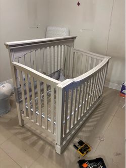 Cuna de bebé con colchón como nueva