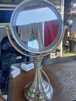 Mirror table. Ligh. Workin