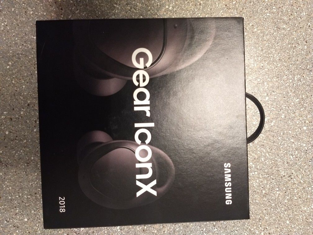 SAMSUNG 2018 Gear IconX wireless headphones