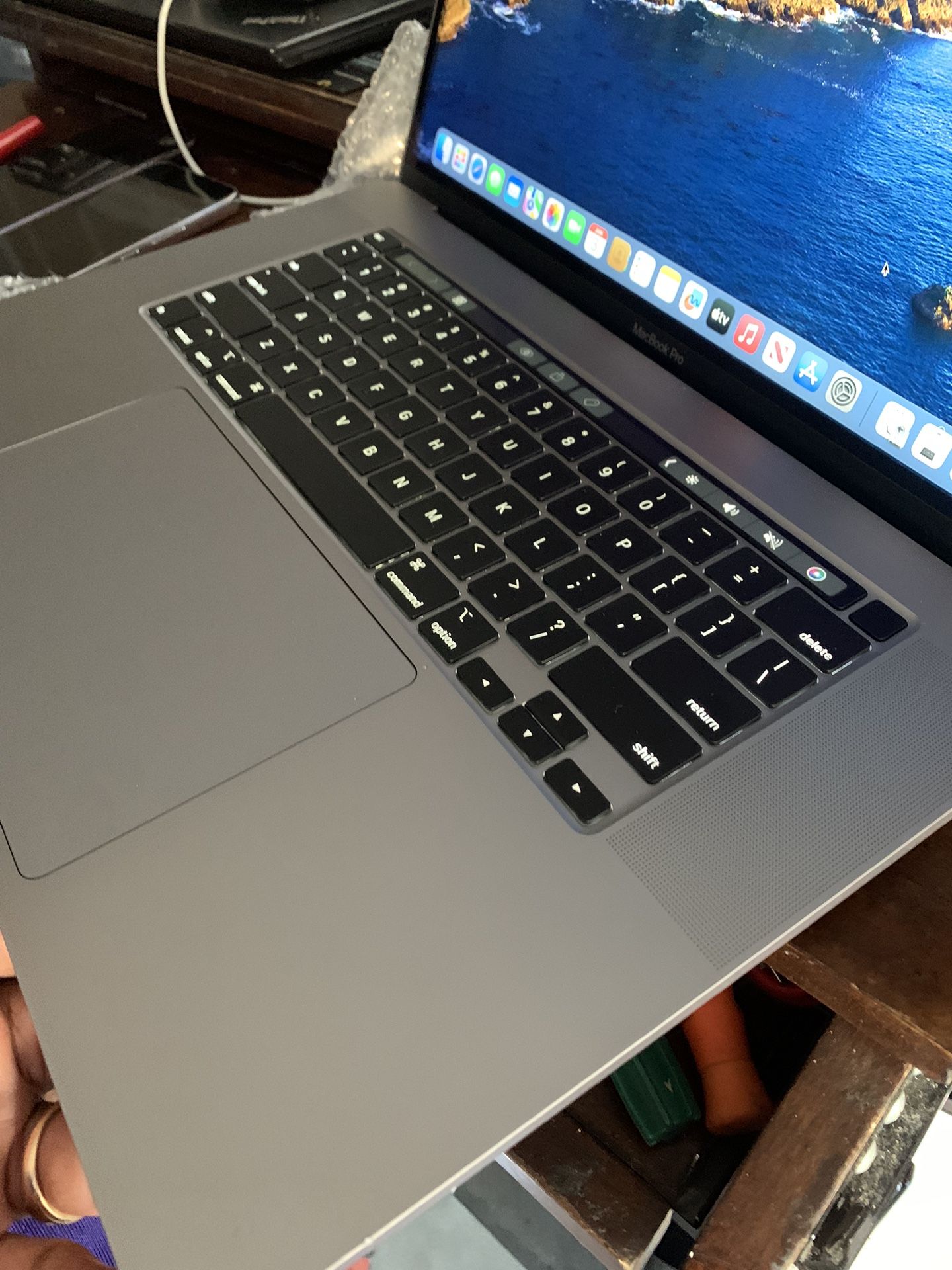 2019 MacBook Pro 16” Touchbar i7 6core 16gb 512 Ssd