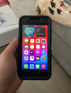Apple iPhone SE 3rd Gen 64GB Unlocked with 2 Otterbox Cases