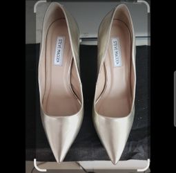 Steve Madden gold pointed-toe heels
