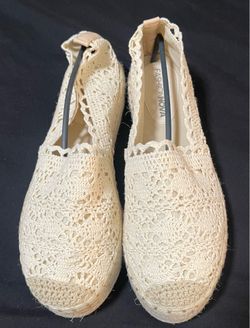 Cute closed toe shoes size 9