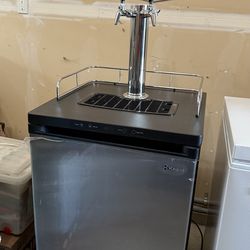 Kegco Stainless steel kegerator – hardly used