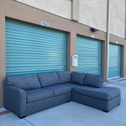 Contemporary Living Spaces Right-Facing Sectional Sofa •FREE DELIVERY•