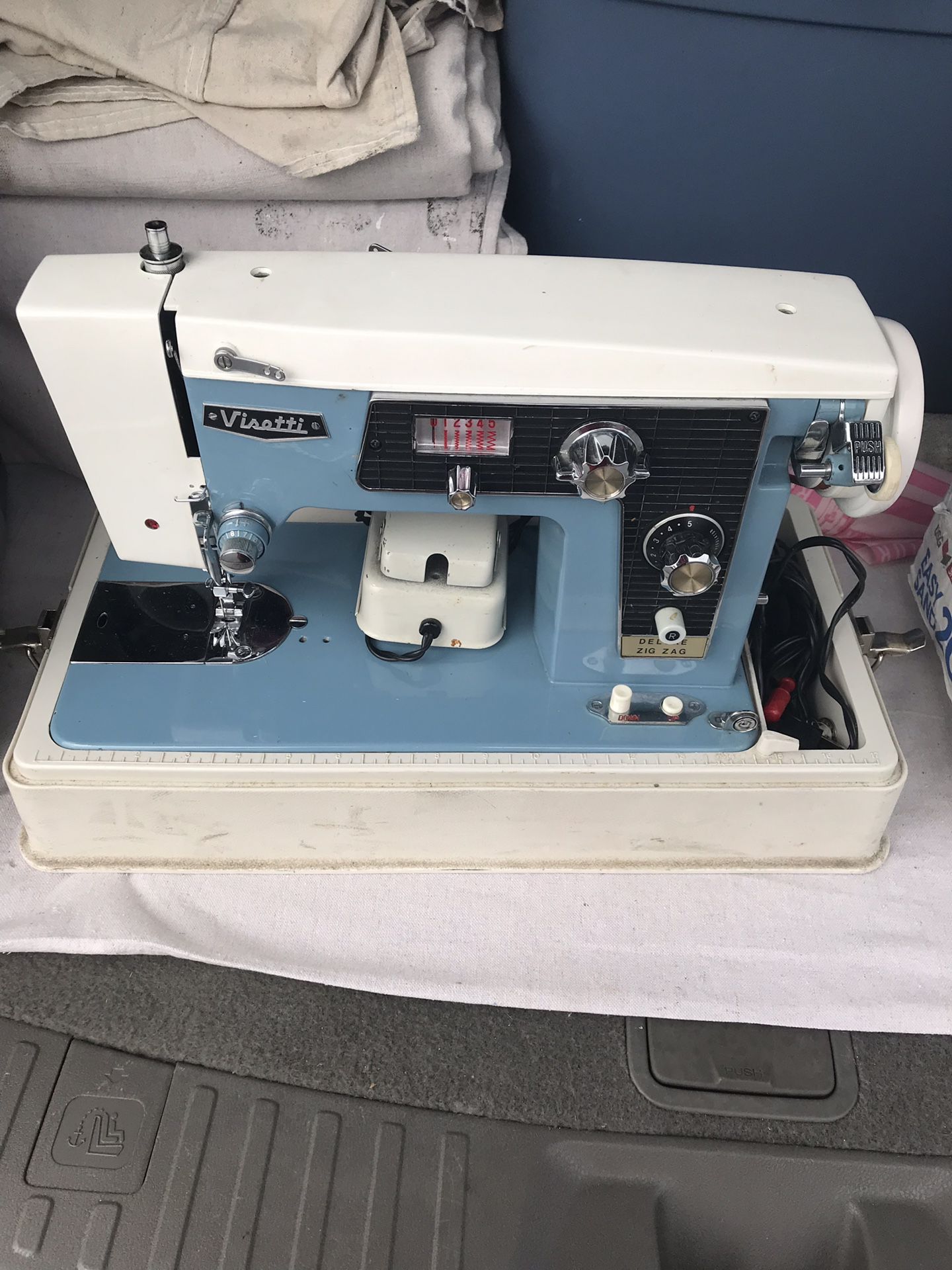 Vísetti zig zag sewing machine
