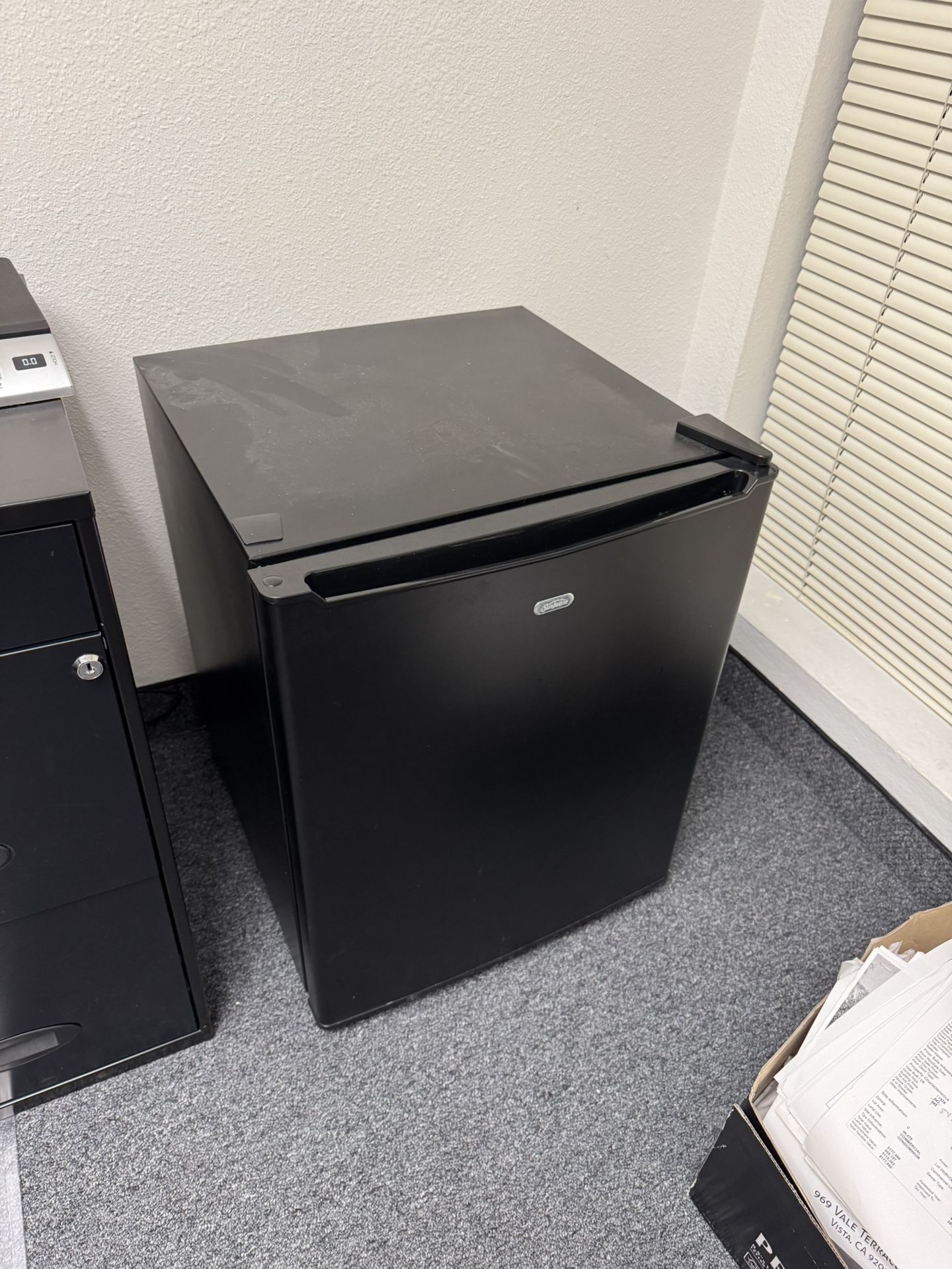 Mini Fridge w Freezer