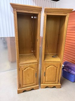 Juego de torres de madera como centros de entrenamiento para decoración de gavetas en la parte de abajo traen puerta de vidrio y repisas de vidrio por