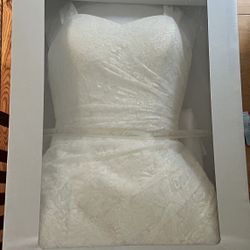 Size 6 David’s Bridal Wedding Dress Sealed And Perfect!