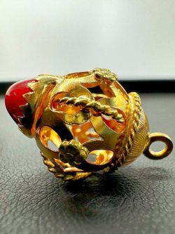 18k yellow solid gold pendant/charm with embedded red stone
