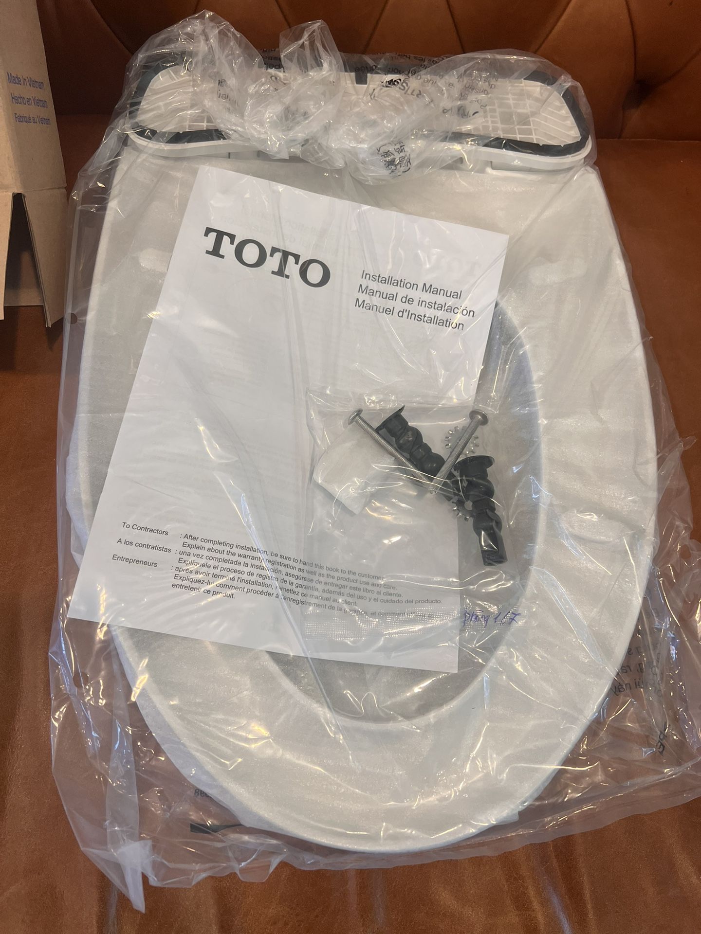 NEW TOTO SS124-01 SoftClose Elongated Toilet Seat in Cotton White, new in box