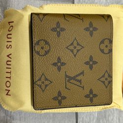  Louis Vuitton leather men’s wallet