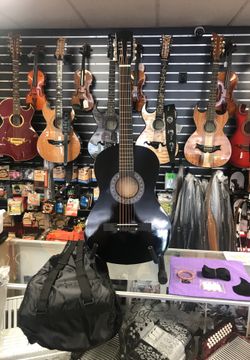 ACOUSTIC GUITAR BLACK COMES WITH STRAP,PICTH PIPE,PIC,STRINGS,GUITAR BAG.