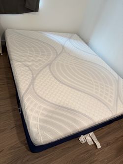 Novaform queen mattress and bed frame (pick up asap)