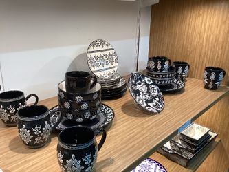 24 / 25 Piece Black And White Dinner Set