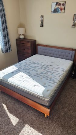 Bed (queen size) with mattress
