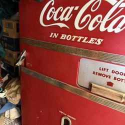  Vintage Coca-Cola Machine – Classic Americana
