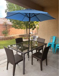 Outdoor Patio Dining Set with Umbrella. Everything in great condition $180 OBO