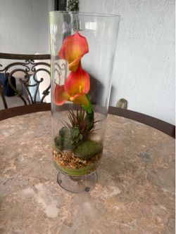 Búcaro con flor adentro