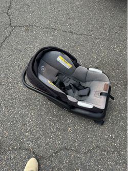Maxi Cosi stroller, car seat and base.