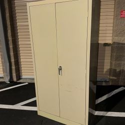 Metal Storage Cabinet With 2 Keys / Gabinete De Metal Con Dos Llaves 