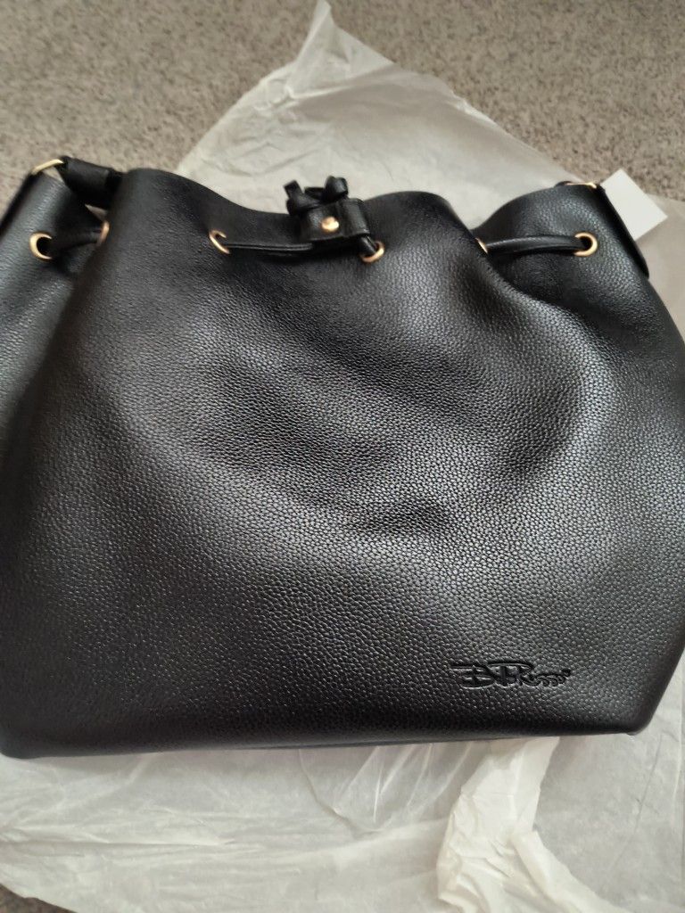 BELLA RUSSO Black Pebbled Drawstring Women Bucket Handbag with wristlet