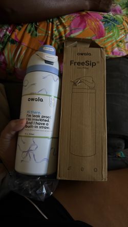 32 oz Owala FreeSip stainless steel water bottle, specifically the Blue Bows design which was a limited edition exclusive for Urban Outfitters.
