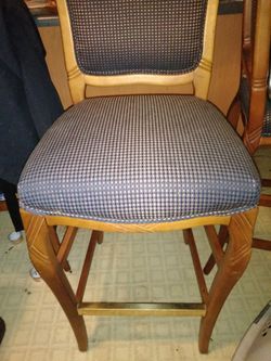 3 high end wood, matching bar stools, ecellant condition