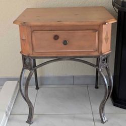 NIGHTSTAND/END TABLE