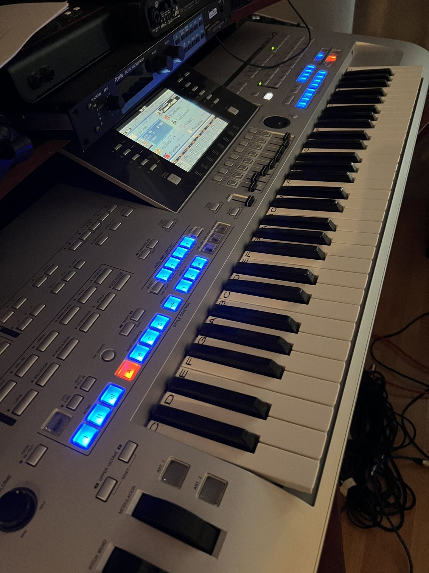Yamaha Tyros 4 Keyboard Workstation 61 Keys
