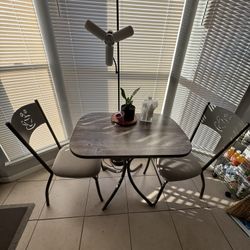 Small Table/2chairs