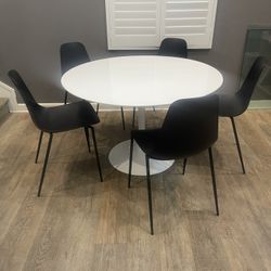 Round Tulip Dining Table With 5 Chairs 