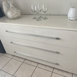 Dresser White