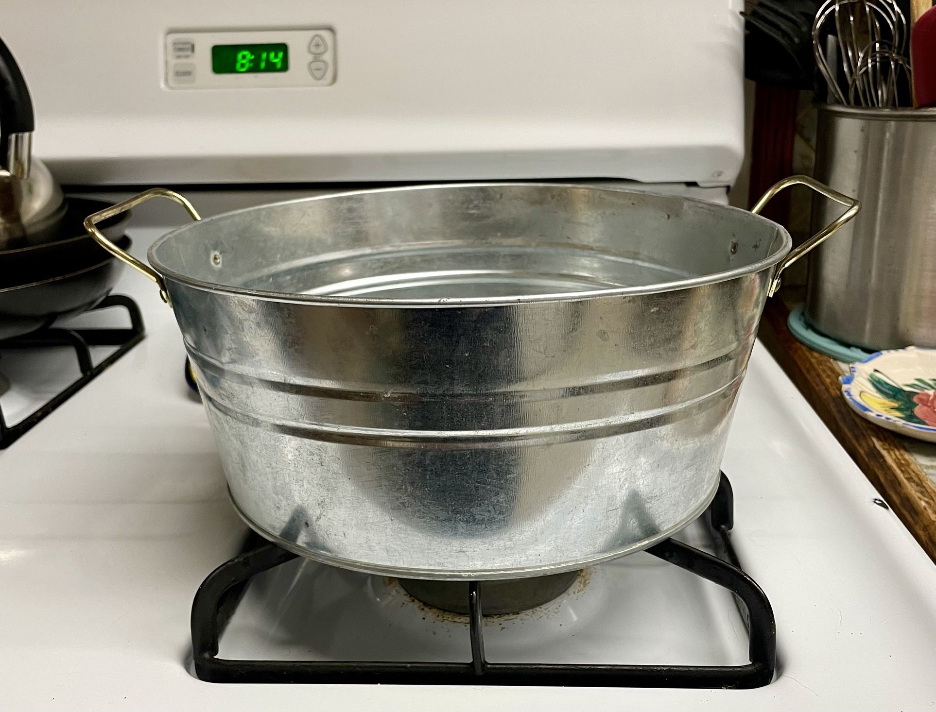 Cute Indoor/outdoor metal decorative planter! 10’ in diameter