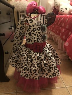 Beautiful LOL costume for girls between 5 and 7 years old.