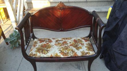 Antique collectible chair for that low in great conditions.