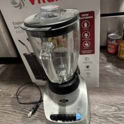 blender with glass jug 