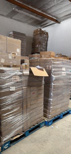 🔥 LIQUIDATION DEAL! 2 FULL PALLETS OF NEW SHOWER STOOLS – ONLY $300 TOTAL 🔥