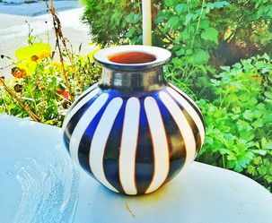 6" high signed segundo carmen art pottery vase from PERU? Mid century modern look !