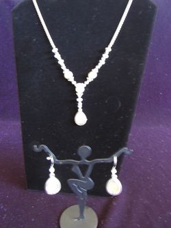 Vintage FANTASY JEWELRY Light Gold Necklace w/ 4 Gold Diamonds & Earrings